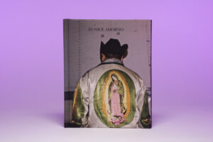 En este fotolibro la autora Eunice Adorno documenta la estética y el ambiente grupero a partir de distintos conciertos de los Tigres del Norte. 🟪 Precio: $250 🟪
